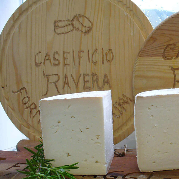 Produzione e vendita formaggio di capra ad Arquata Scrivia. Chiama AZIENDA AGRICOLA RAVERA M.TERESA tel 0143667621 cell 3479981931