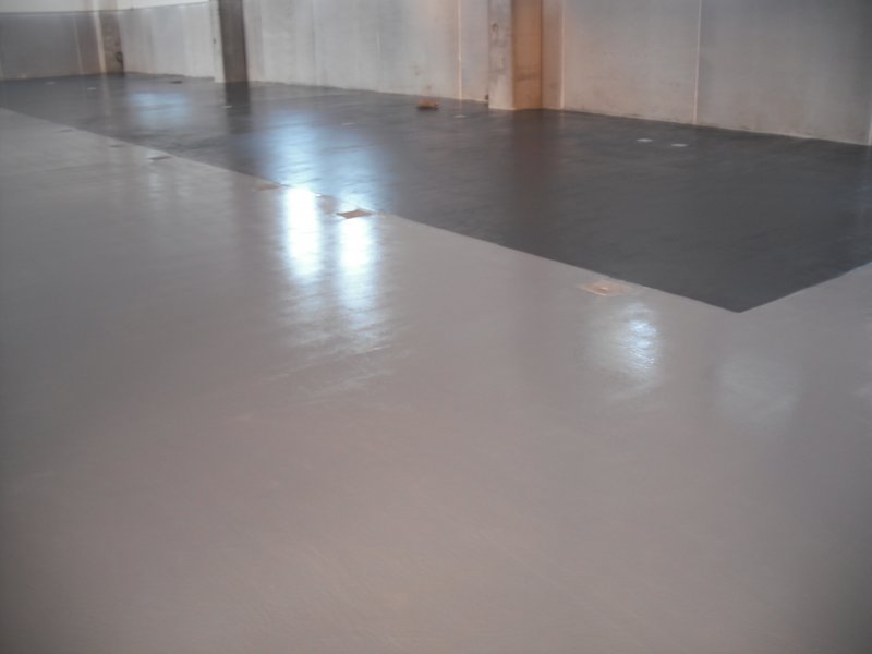 Pavimento multistrato grigio chiaro e grigio scuro di un'officina ( Prato )