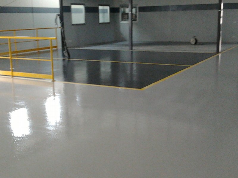 Pavimento multistrato grigio chiaro e grigio scuro con linee gialle ( Prato )